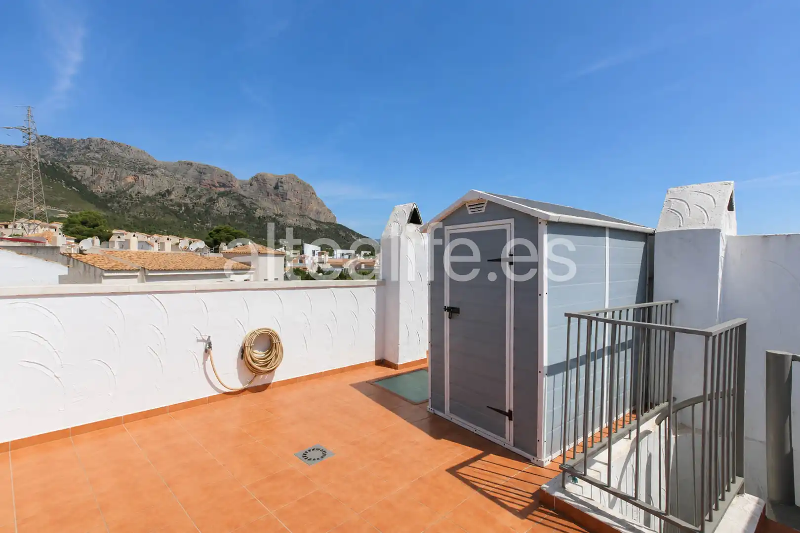 Vista exterior de Casa adosada en venda en La Nucia amb Terrassa i Piscina comunitària