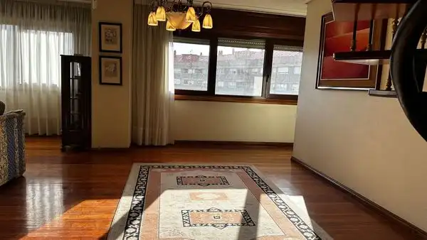 Sala d'estar de Dúplex en venda en Vigo  amb Calefacció, Parquet i Terrassa
