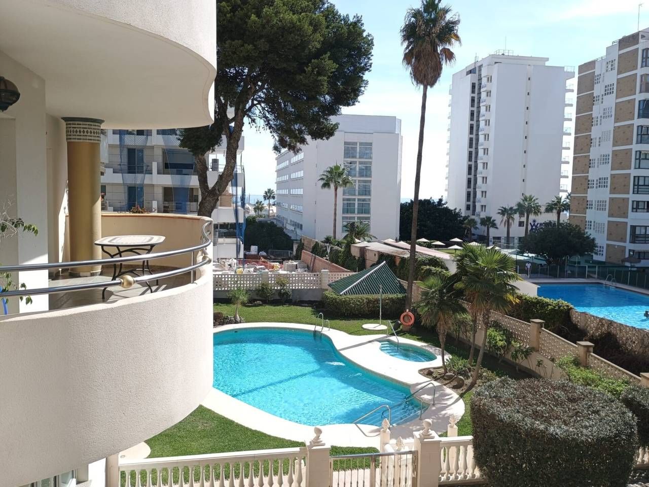 Piscina de Apartament de lloguer en Benalmádena amb Aire condicionat, Terrassa i Moblat