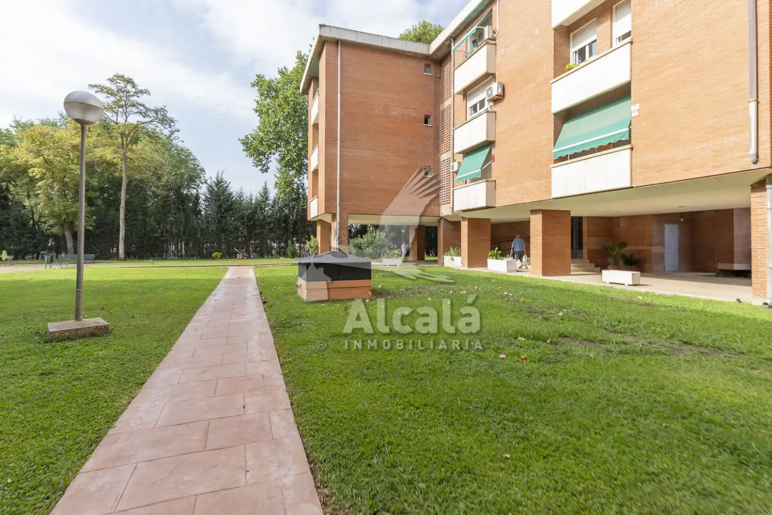 Vista exterior de Pis en venda en Alcalá de Henares amb Aire condicionat, Calefacció i Moblat