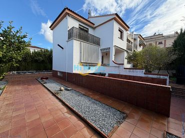 Casa aparellada amb piscina en venda a La Zubia Ciudad