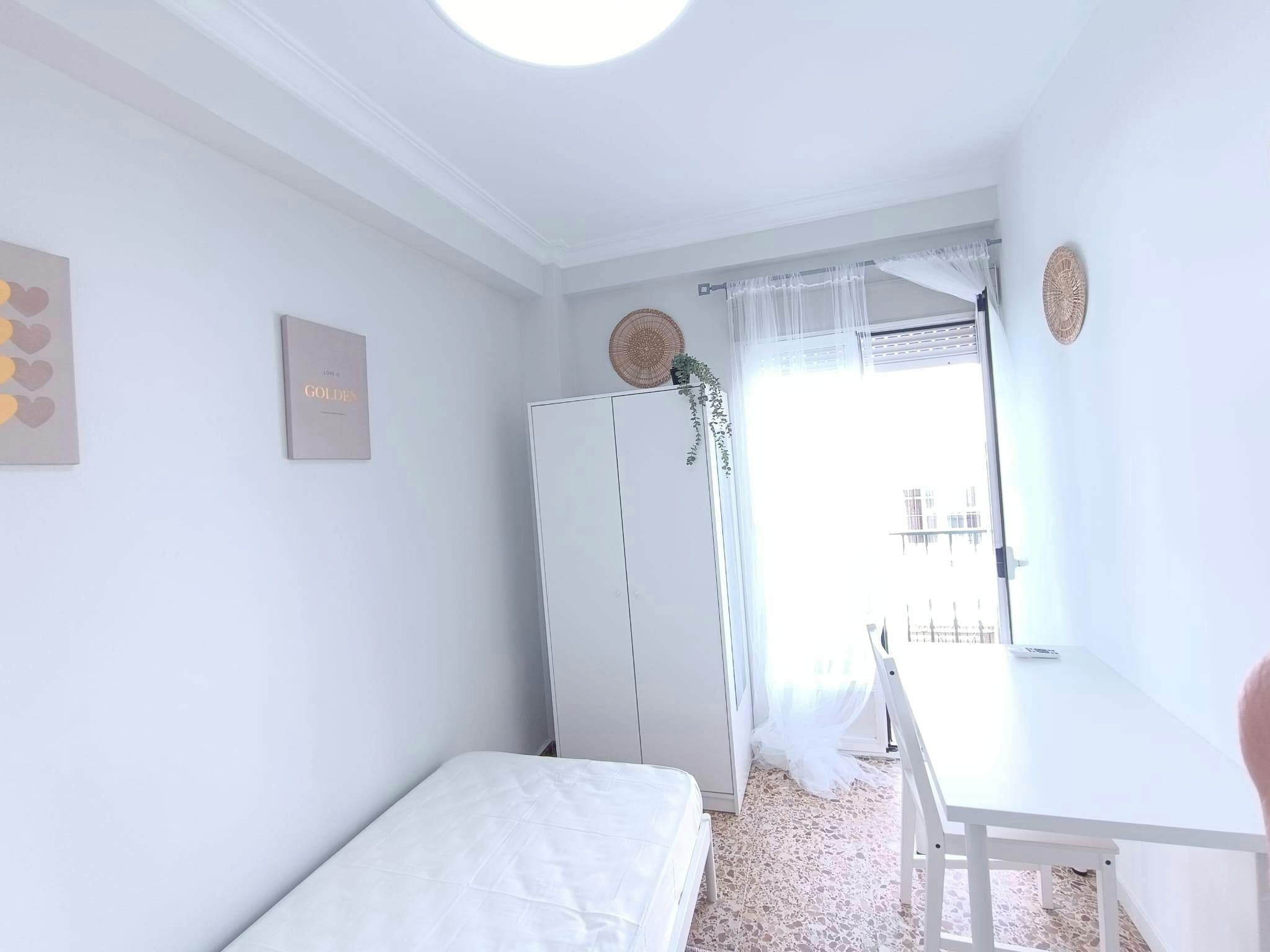 Habitación de Piso para compartir en  Sevilla Capital con Lavadora y Balcón