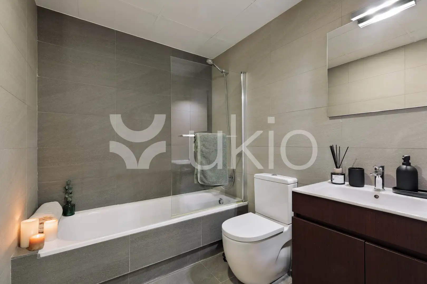 Baño de Piso de alquiler en Barcelona con Aire acondicionado, Calefacción y Amueblado