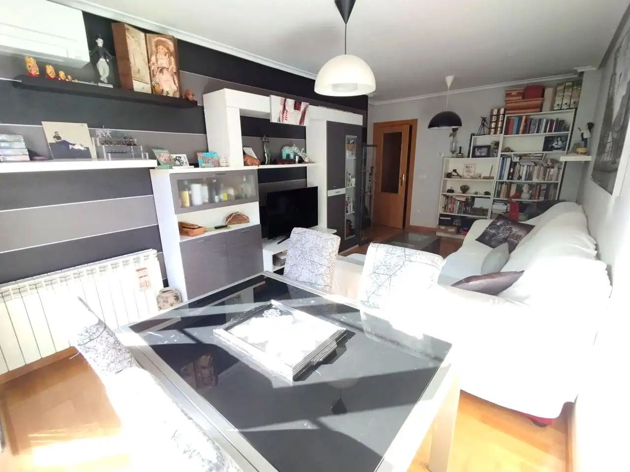 Wohnzimmer von Wohnungen zum Verkauf in Lardero mit Heizung, Parkett und Abstellraum