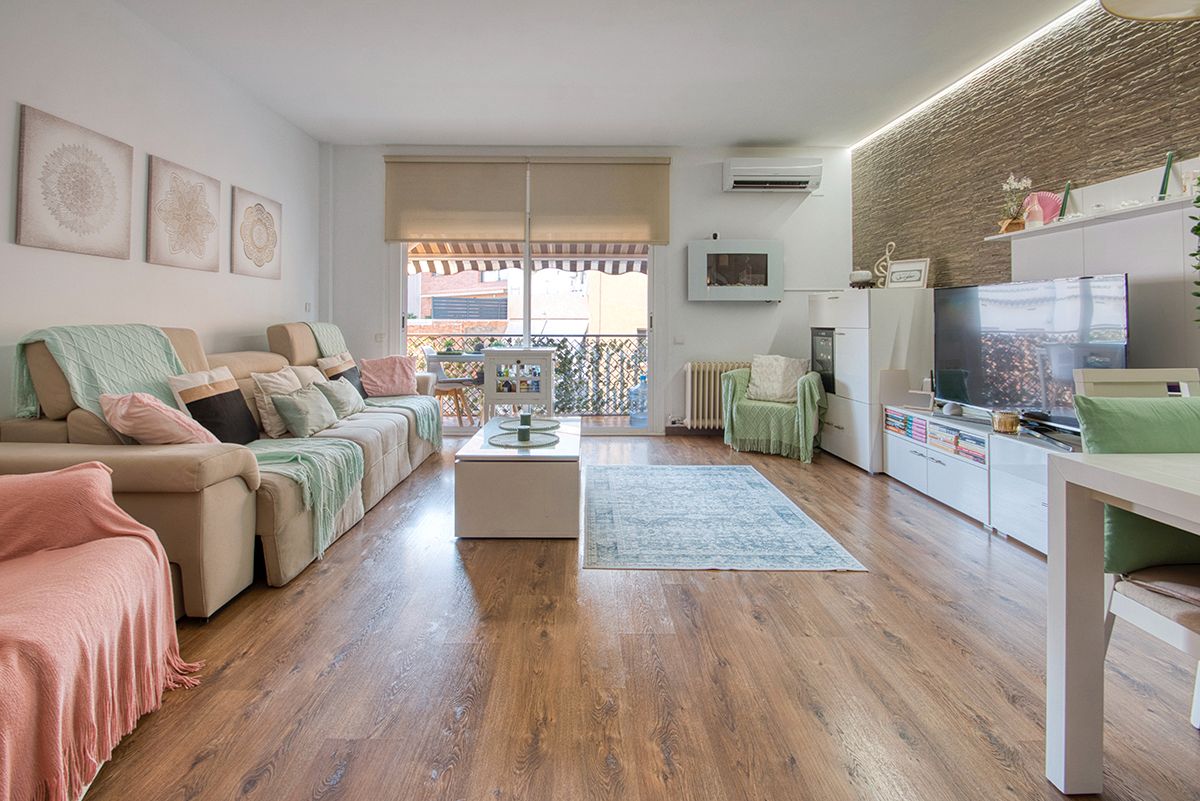 Sala d'estar de Dúplex en venda en Gavà amb Aire condicionat, Calefacció i Parquet