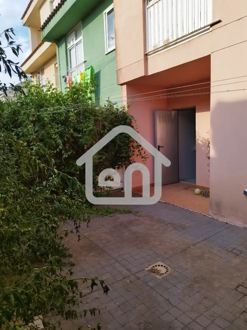 Außenansicht von Einfamilien-Reihenhaus zum Verkauf in Requena mit Klimaanlage und Balkon