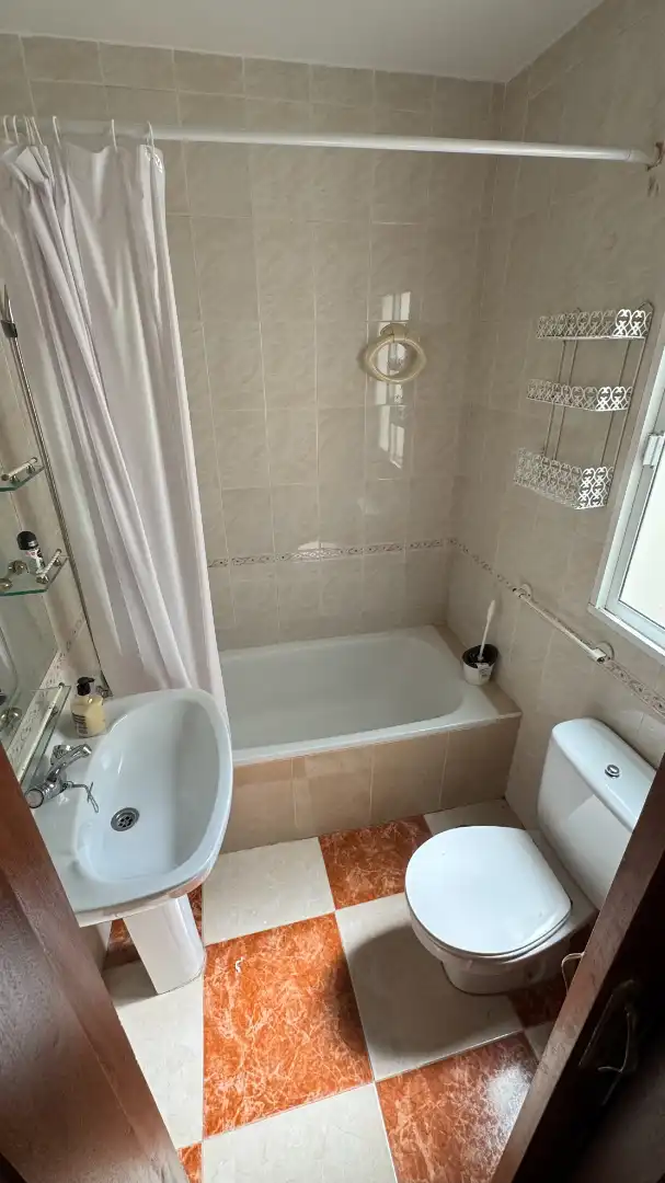Baño de Casa o chalet de alquiler en Brenes con Aire acondicionado, Terraza y Amueblado