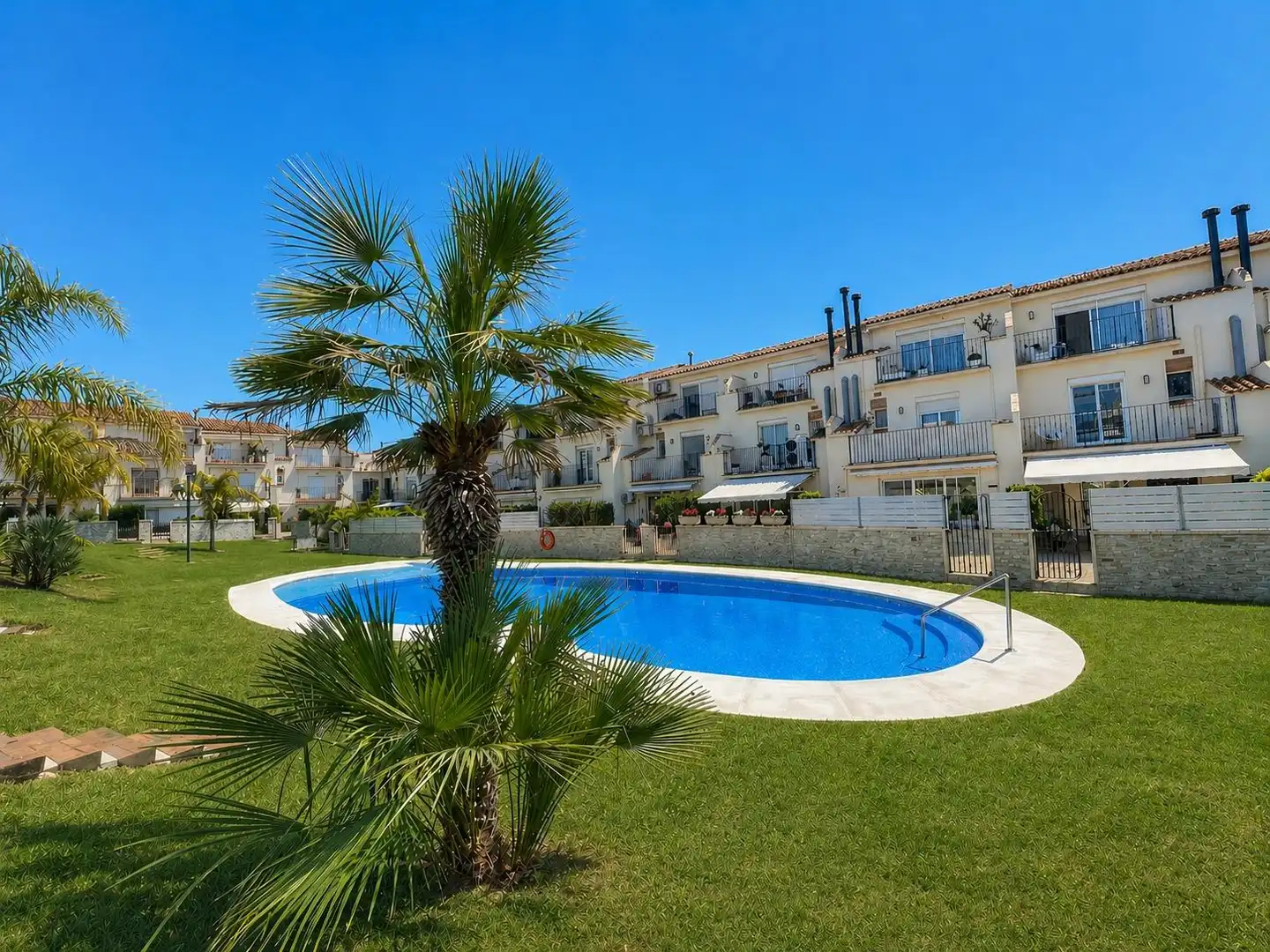 Piscina de Casa adosada en venda en Sitges amb Aire condicionat, Calefacció i Jardí privat