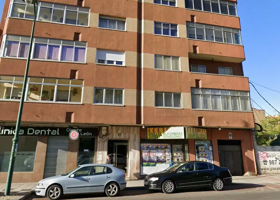 Vista exterior de Garaje en venta en León Capital 