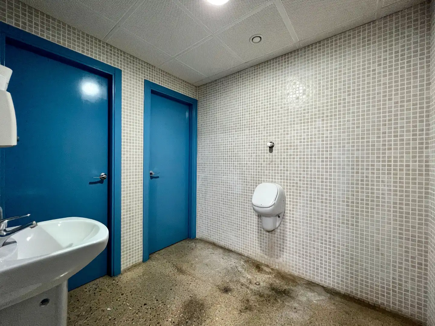 Baño de Oficina de alquiler en Reus con Aire acondicionado, Internet y Alarma