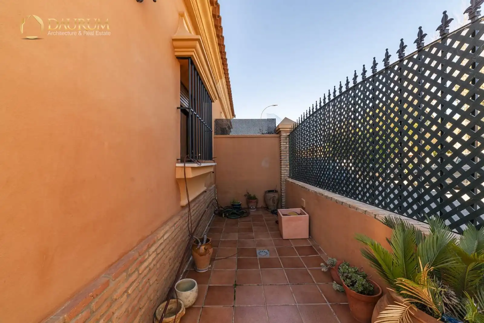 Jardí de Casa adosada en venda en La Rinconada amb Aire condicionat, Calefacció i Jardí privat
