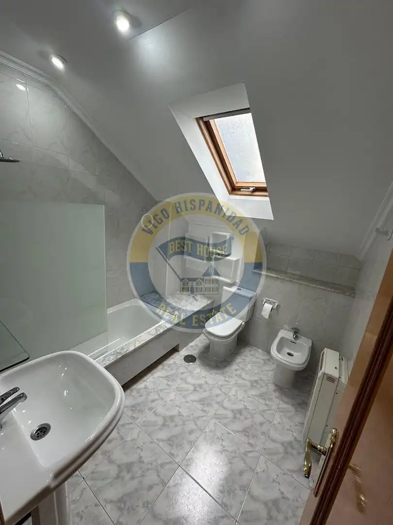 Baño de Ático en venta en Vigo  con Aire acondicionado, Calefacción y Parquet