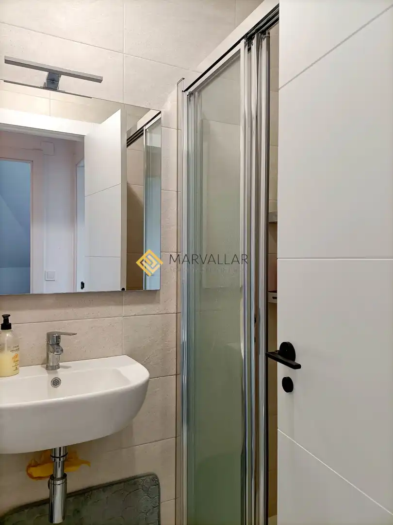Baño de Dúplex de alquiler en Santa Cruz de Bezana con Calefacción, Terraza y Amueblado