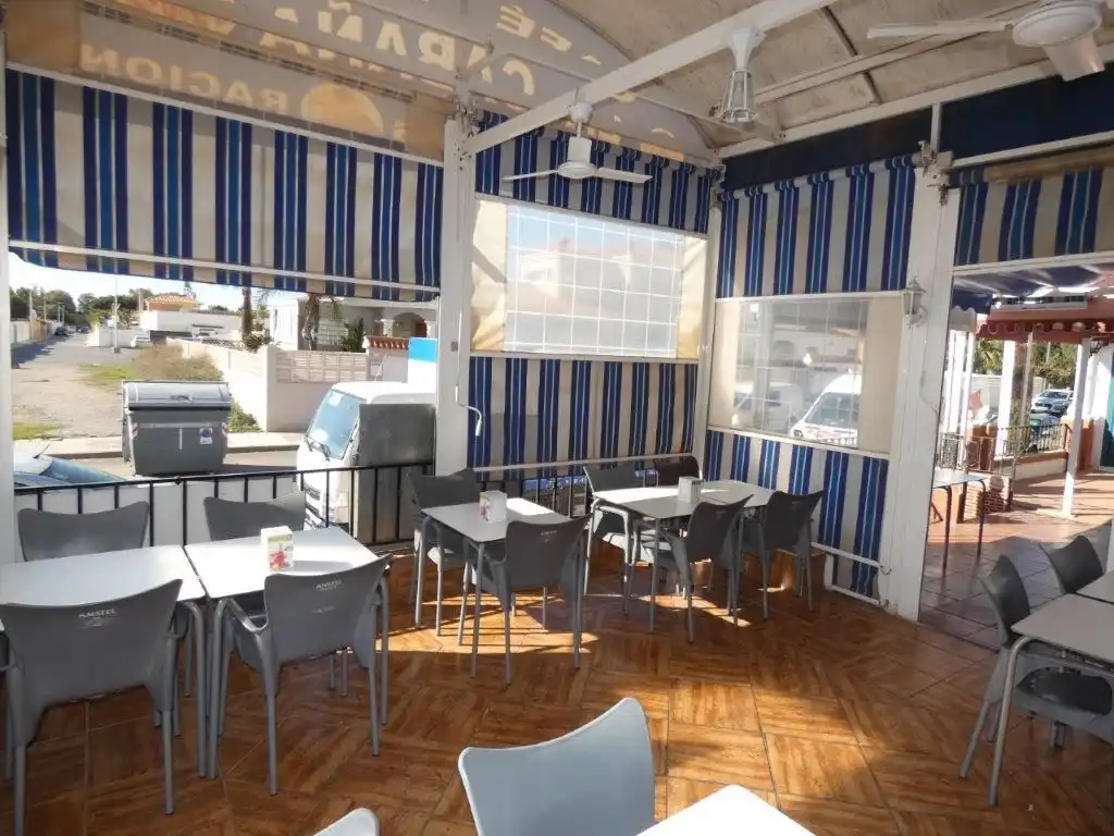 Local comercial en venda a Calle Américo Vespucio 33