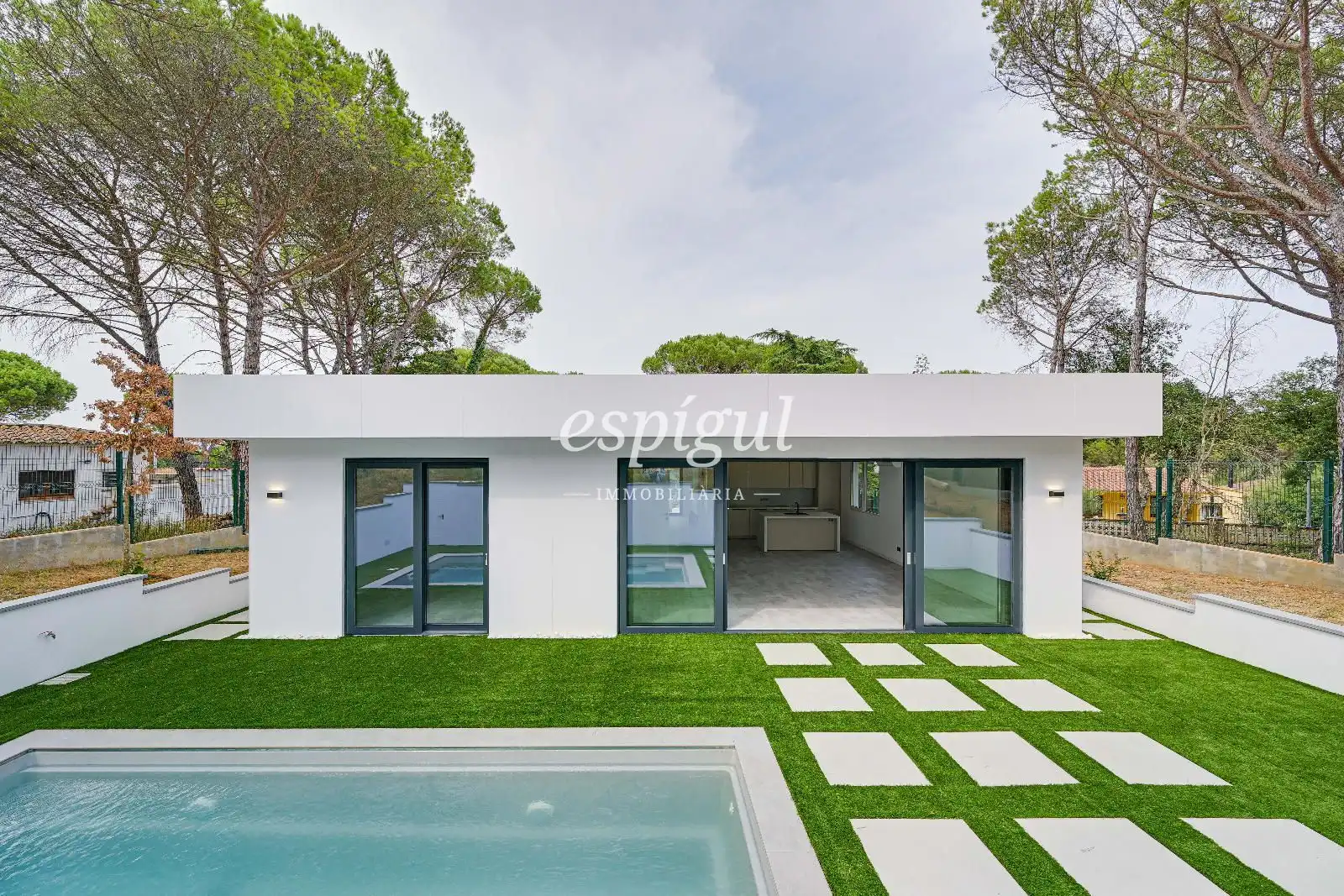 Vista exterior de Casa o xalet en venda en Llagostera amb Aire condicionat, Calefacció i Jardí privat