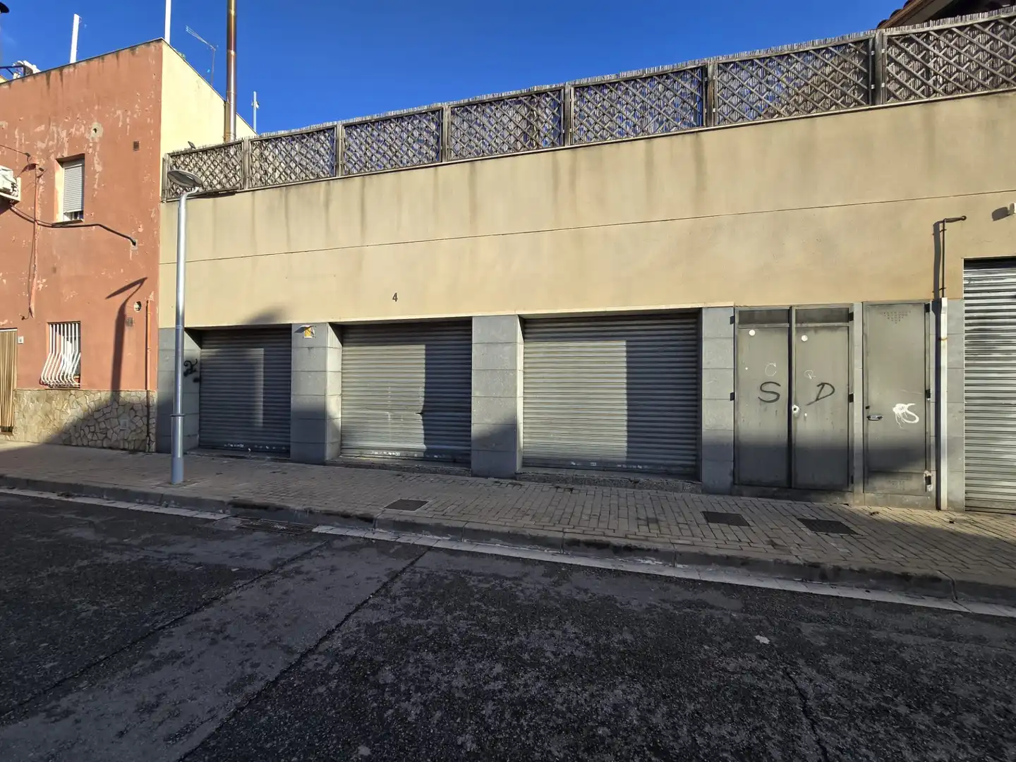 Vista exterior de Local en venta en Canovelles