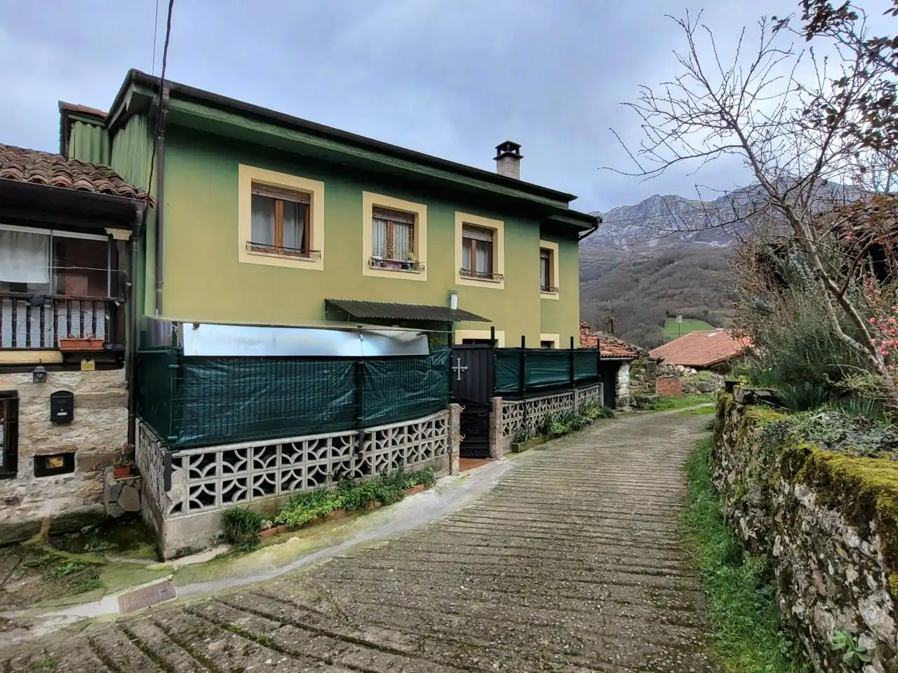 Außenansicht von Haus oder Chalet zum Verkauf in Quirós mit Heizung und Privatgarten