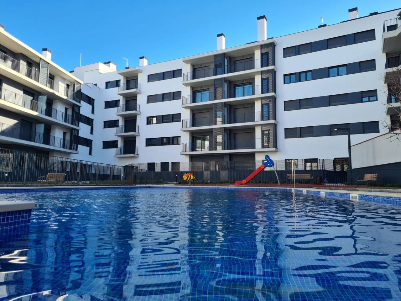 Swimming pool of Flat to rent in Girona Capital  with Air Conditioner, Heating and Parquet flooring