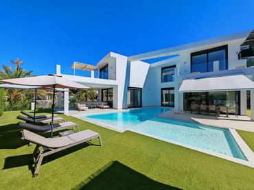 Chalet con piscina en venta en Las Chapas - El Rosario