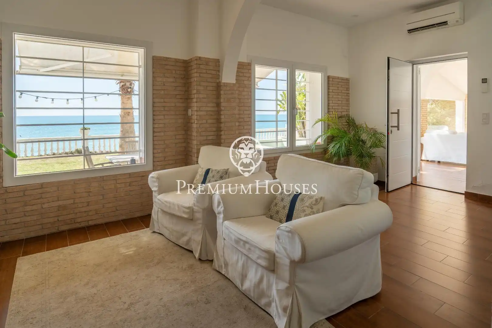 Living room of Houses for sale in Vilanova i la Geltrú  with Air Conditioner, Heating and Private garden