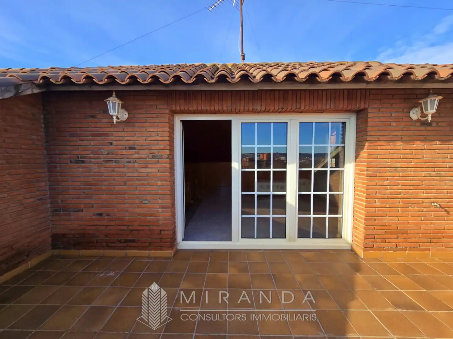 Vista exterior de Casa adosada en venta en Canovelles con Aire acondicionado, Calefacción y Terraza