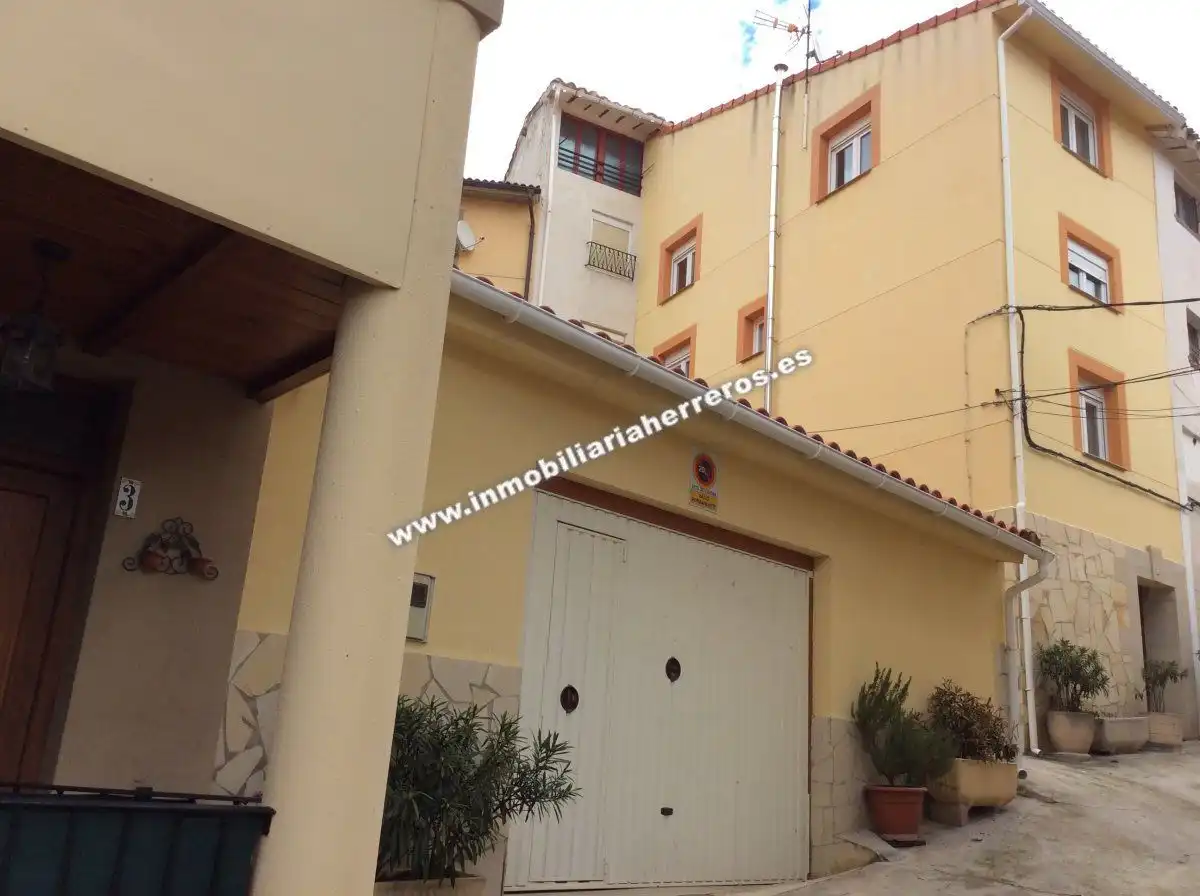 Vista exterior de Casa adosada en venta en Viguera con Calefacción, Parquet y Trastero