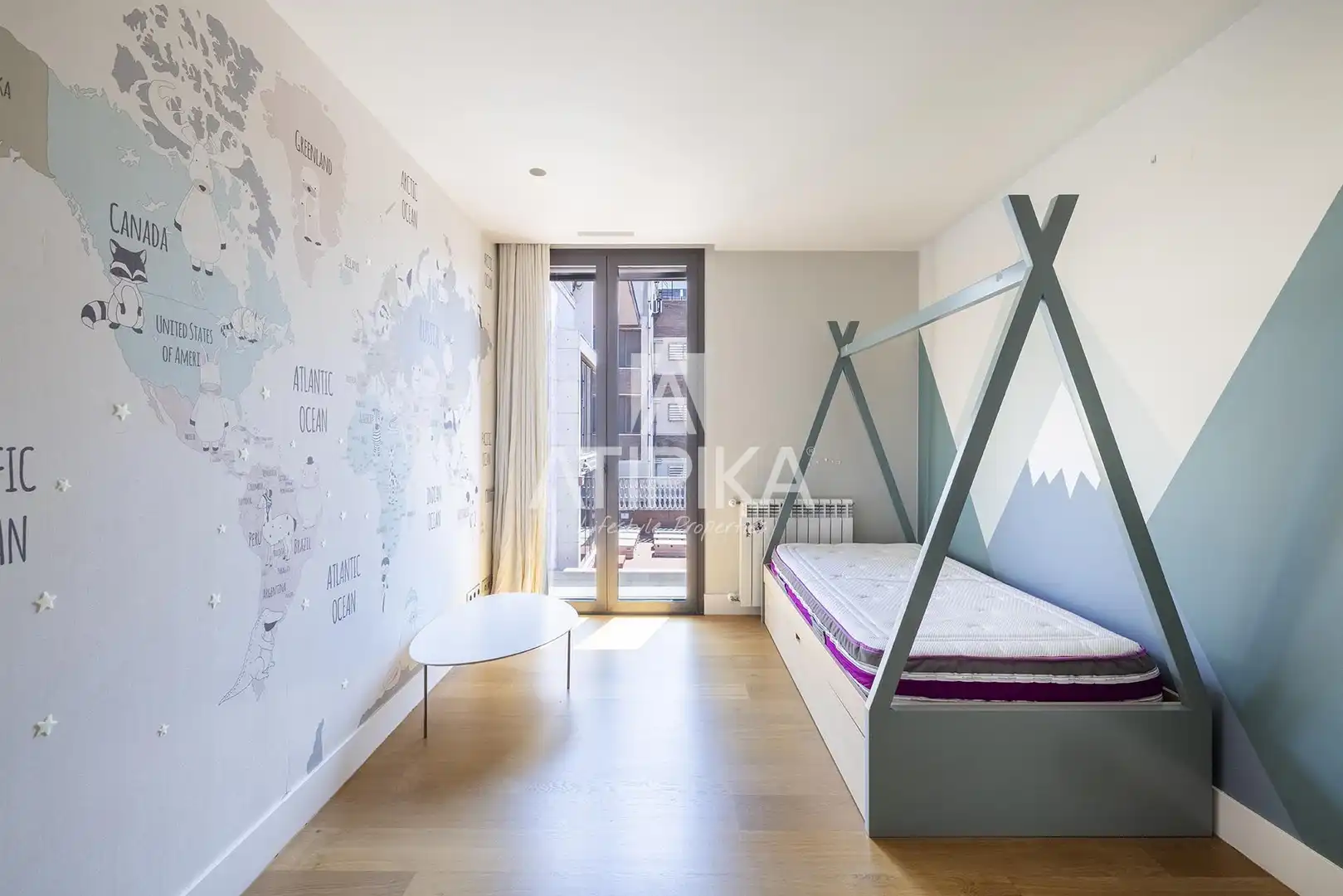 Schlafzimmer von Dachboden zur Miete in Barcelona mit Klimaanlage, Terrasse und Ofen