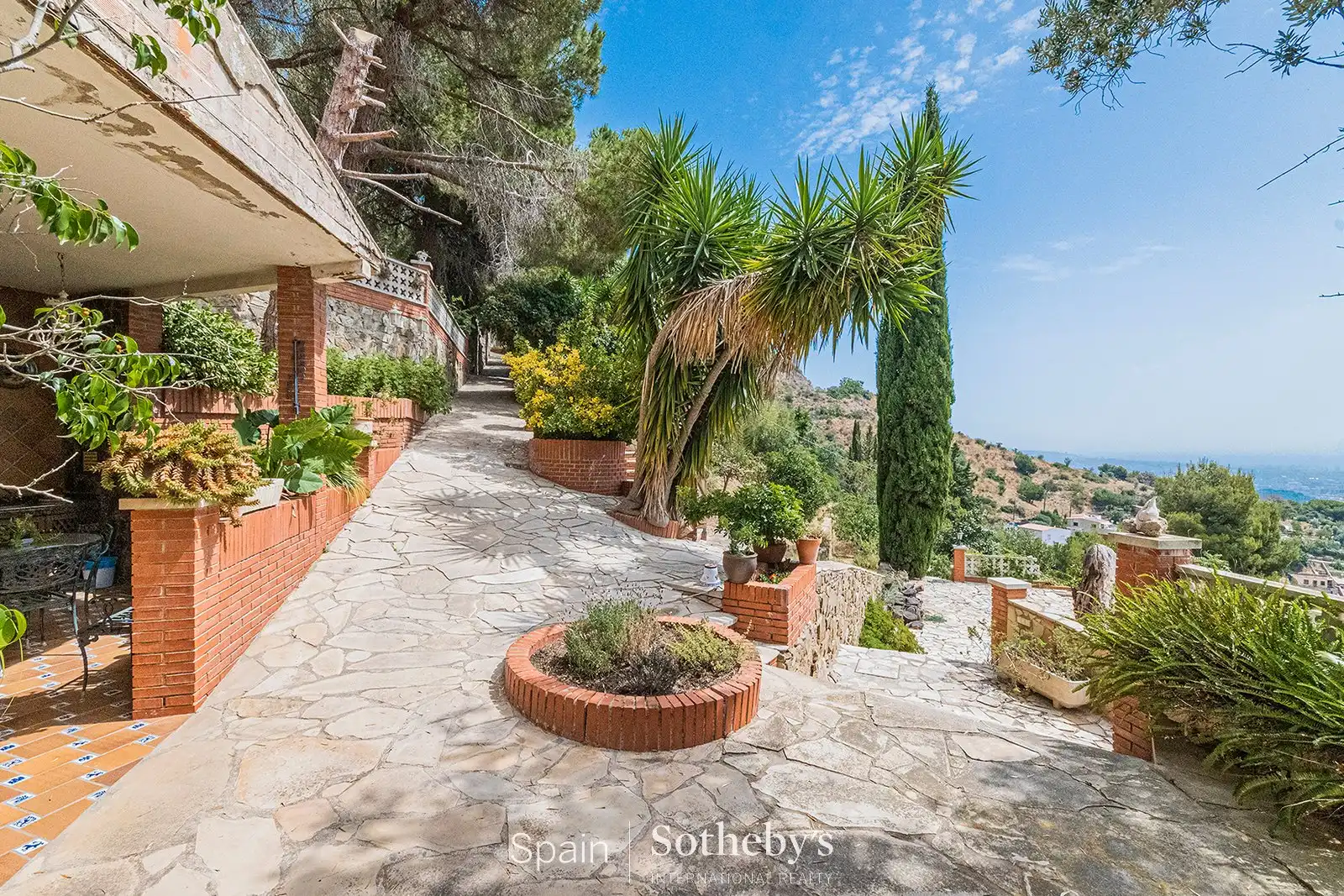 Vista exterior de Casa o xalet en venda en Barcelona amb Aire condicionat, Calefacció i Jardí privat