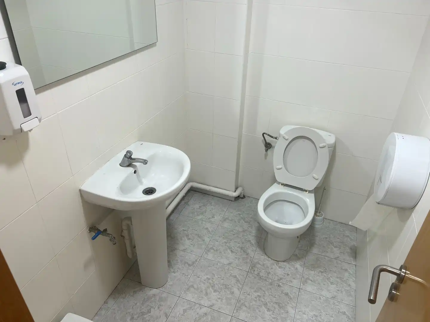 Baño de Oficina de alquiler en A Coruña Capital  con Aire acondicionado, Calefacción y Amueblado