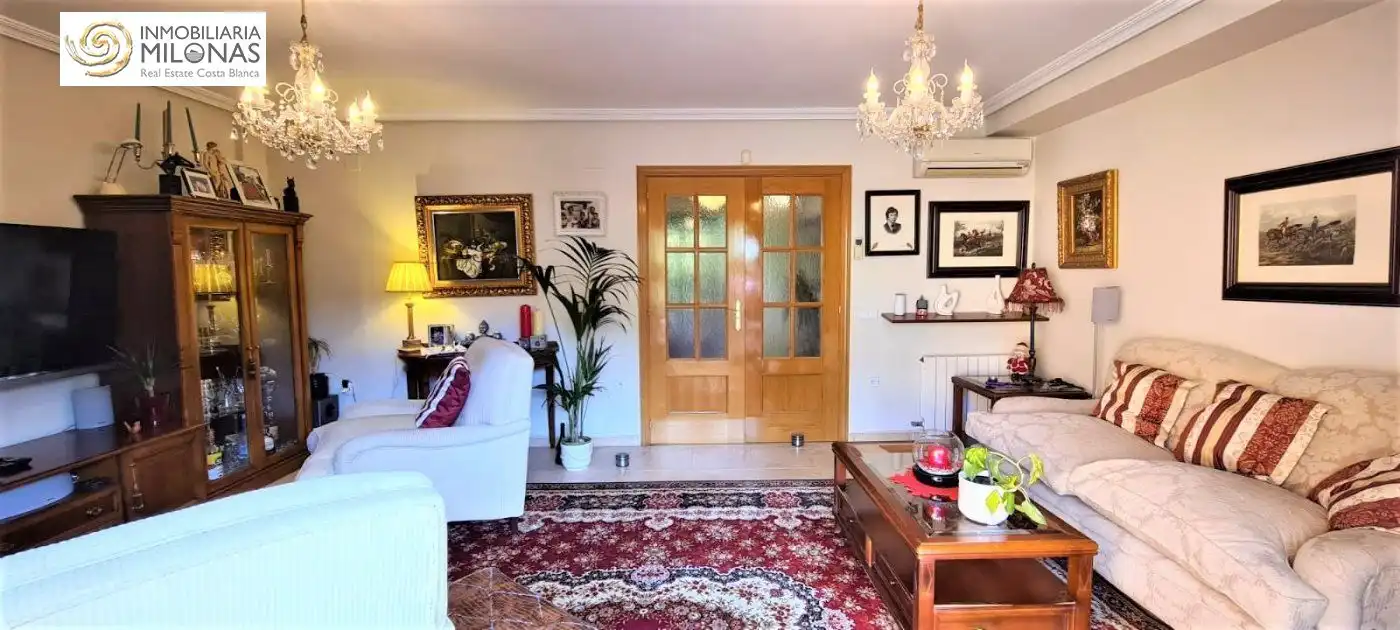 Sala d'estar de Casa o xalet en venda en L'Alfàs del Pi amb Aire condicionat, Calefacció i Jardí privat