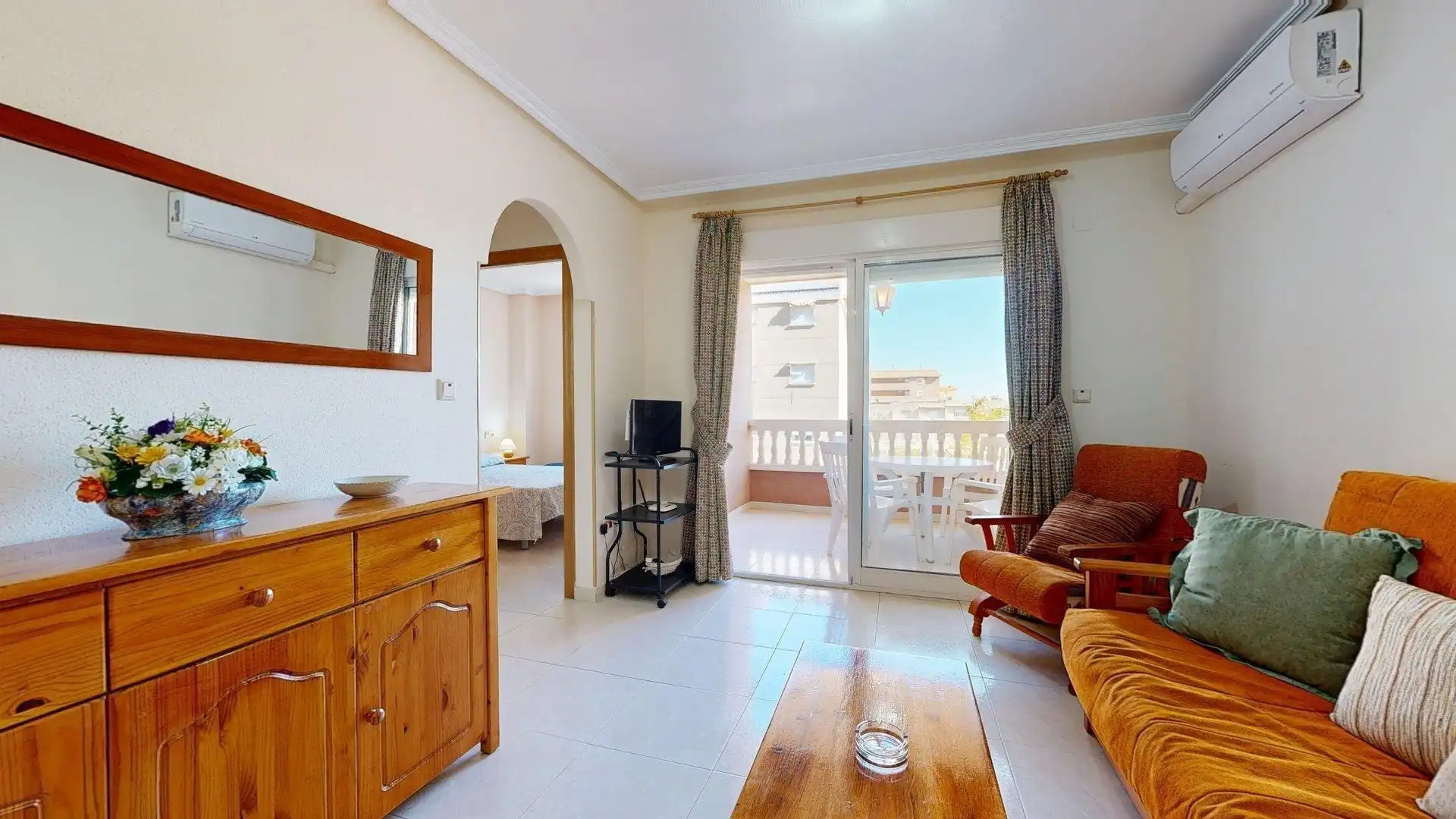 Sala d'estar de Apartament en venda en Elche / Elx amb Aire condicionat, Terrassa i Moblat