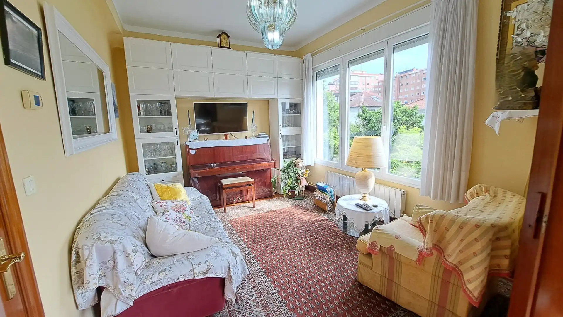 Sala d'estar de Casa o xalet en venda en Bilbao  amb Calefacció, Jardí privat i Terrassa