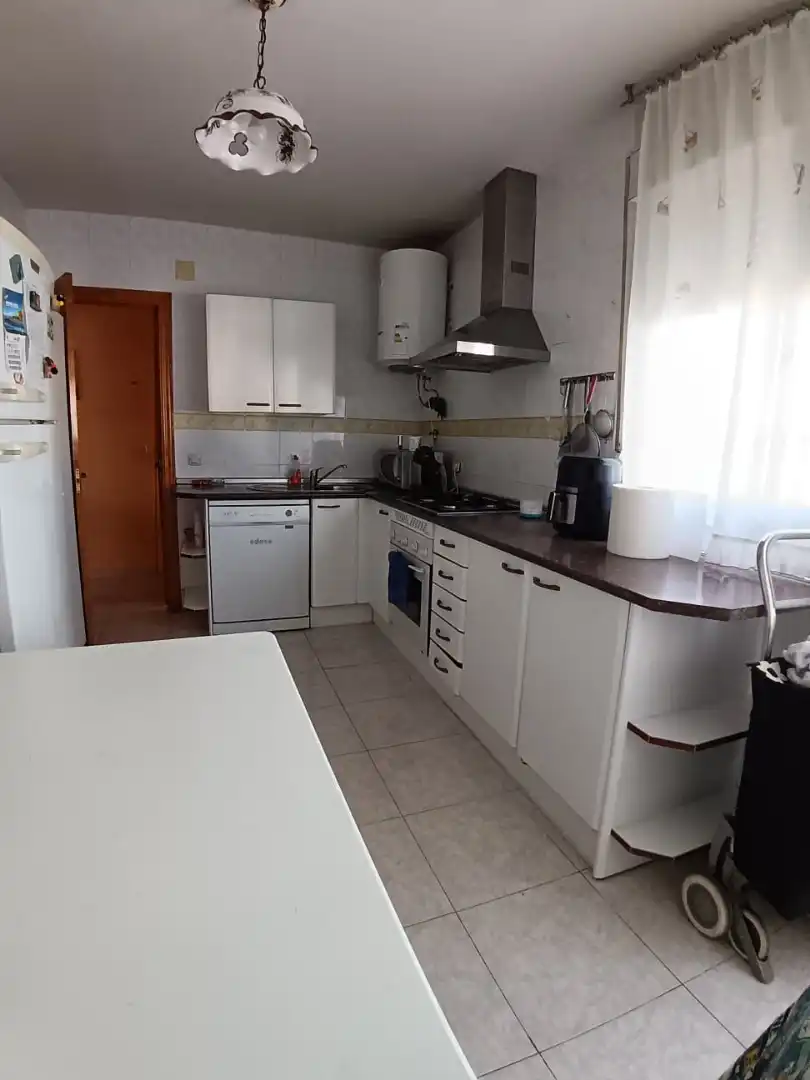 Cuina de Casa o xalet en venda en Navaluenga amb Jardí privat, Terrassa i Moblat