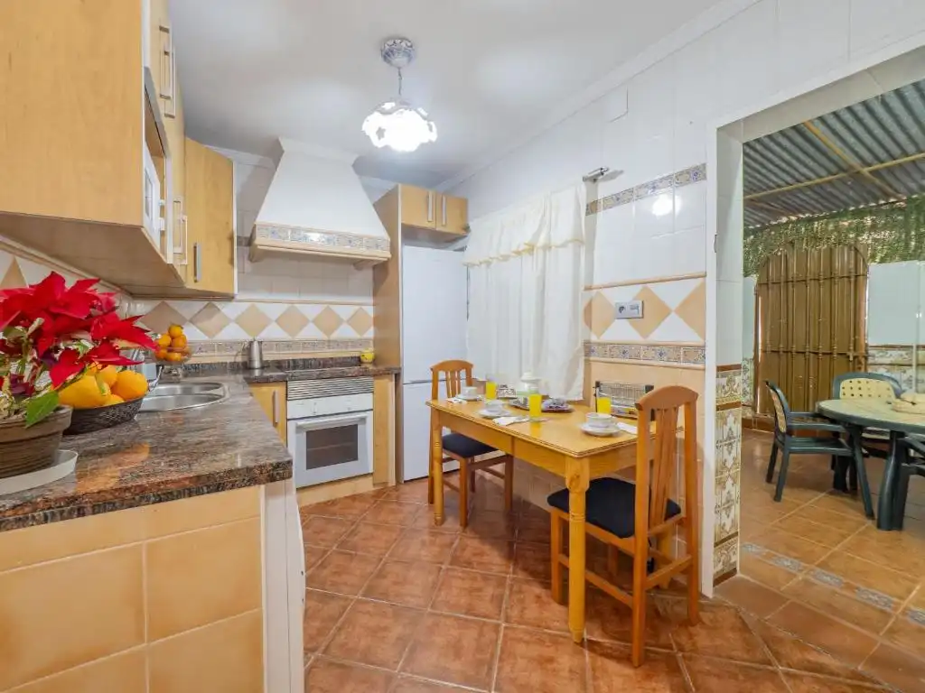 Cuina de Casa o xalet en venda en Málaga amb Jardí privat, Terrassa i Piscina