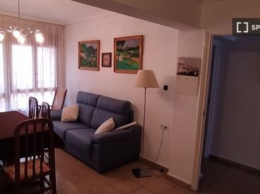 Flat with balcony to rent in Ayuntamiento - El Salvador