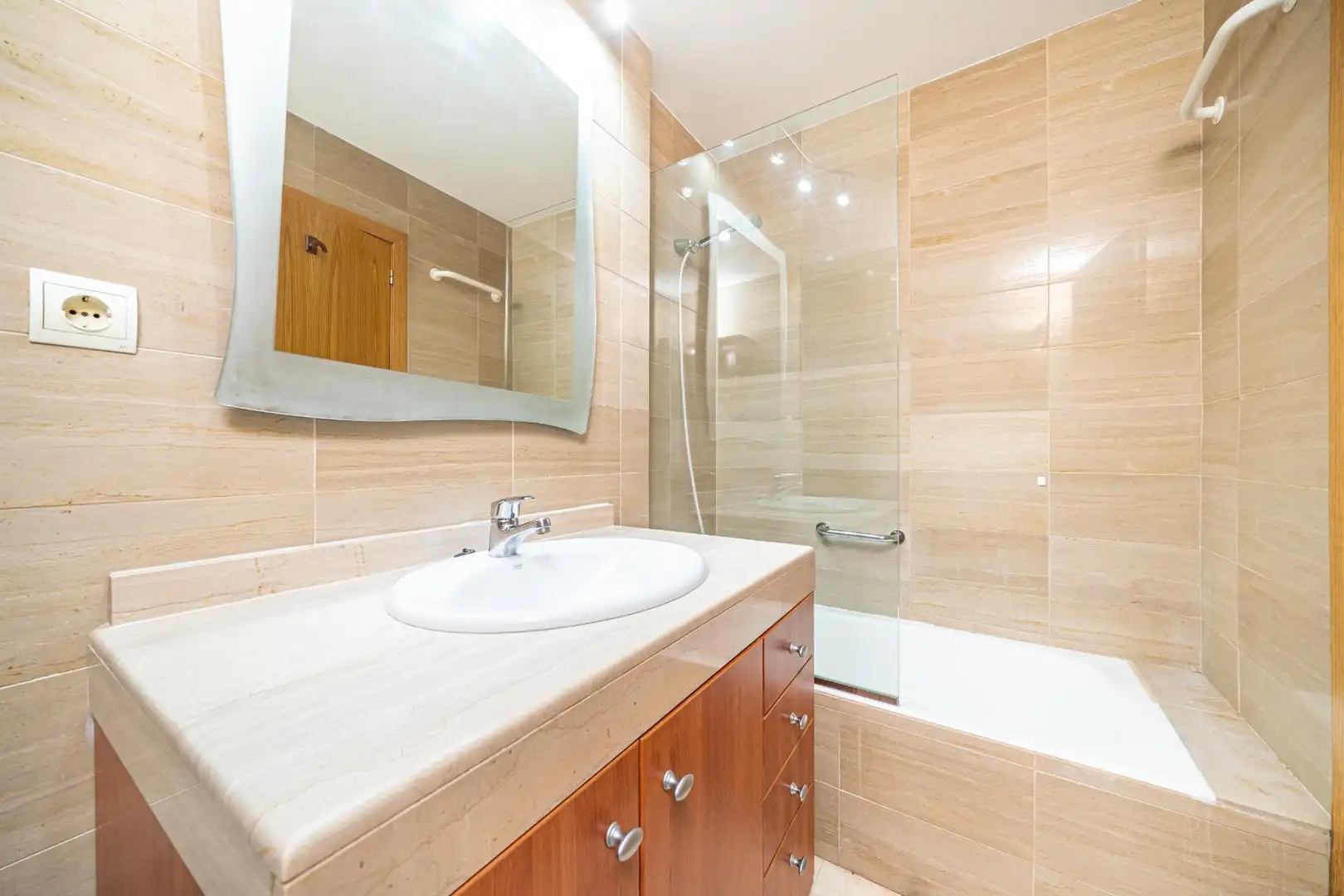 Ground floor with lift for sale in Carrer de l'Illa de Rodes, imagen 19