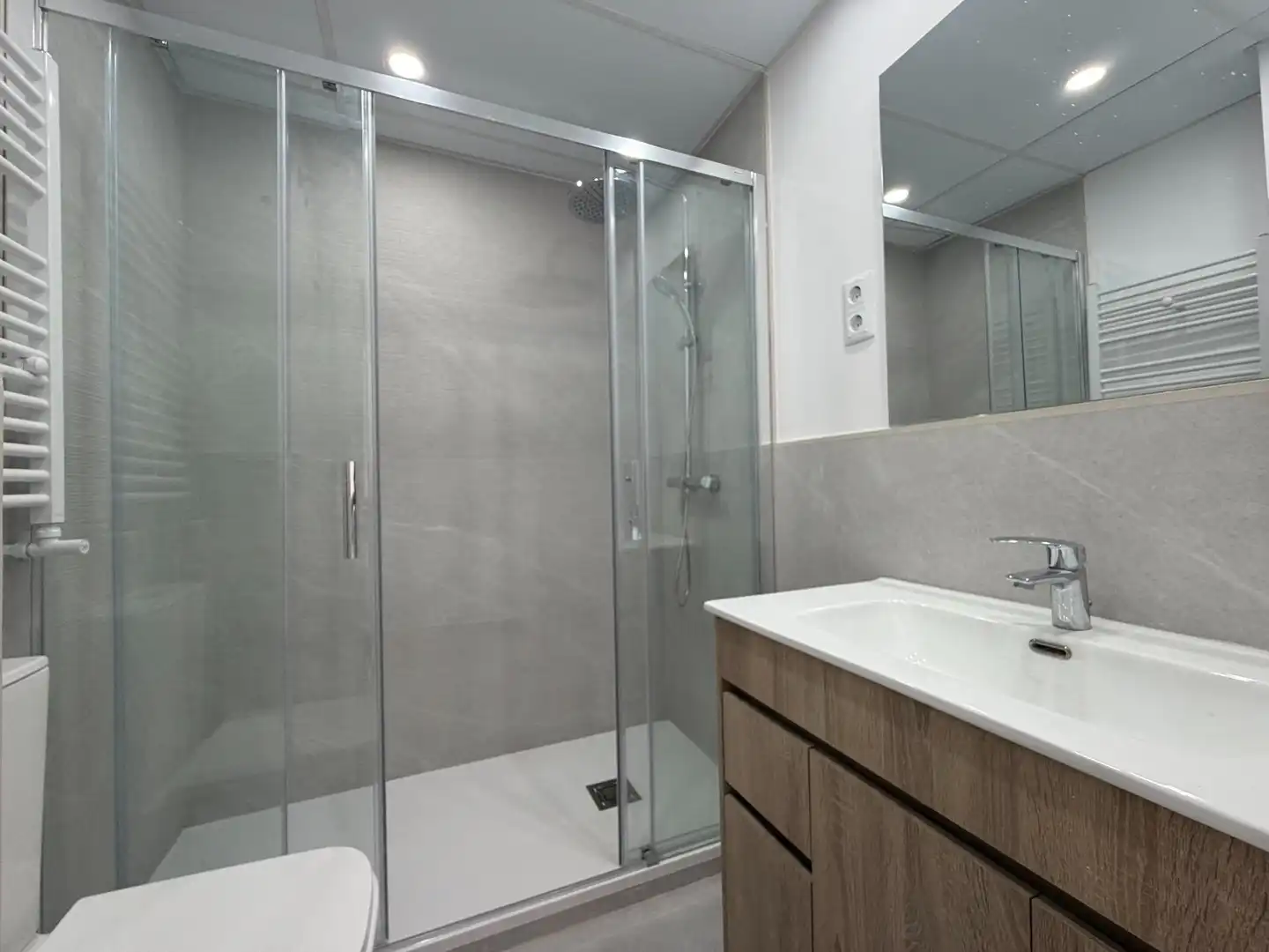 Bathroom of Flat for rent in Madrid  with Air Conditioner, Heating and Parquet flooring