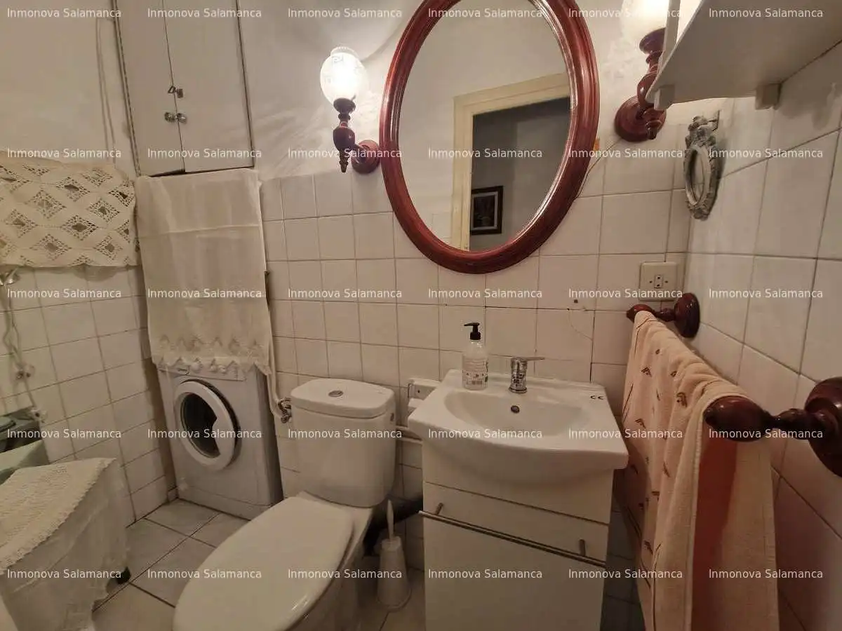Bathroom of Flat for sale in Salamanca  with Heating, Terrace and Furnished