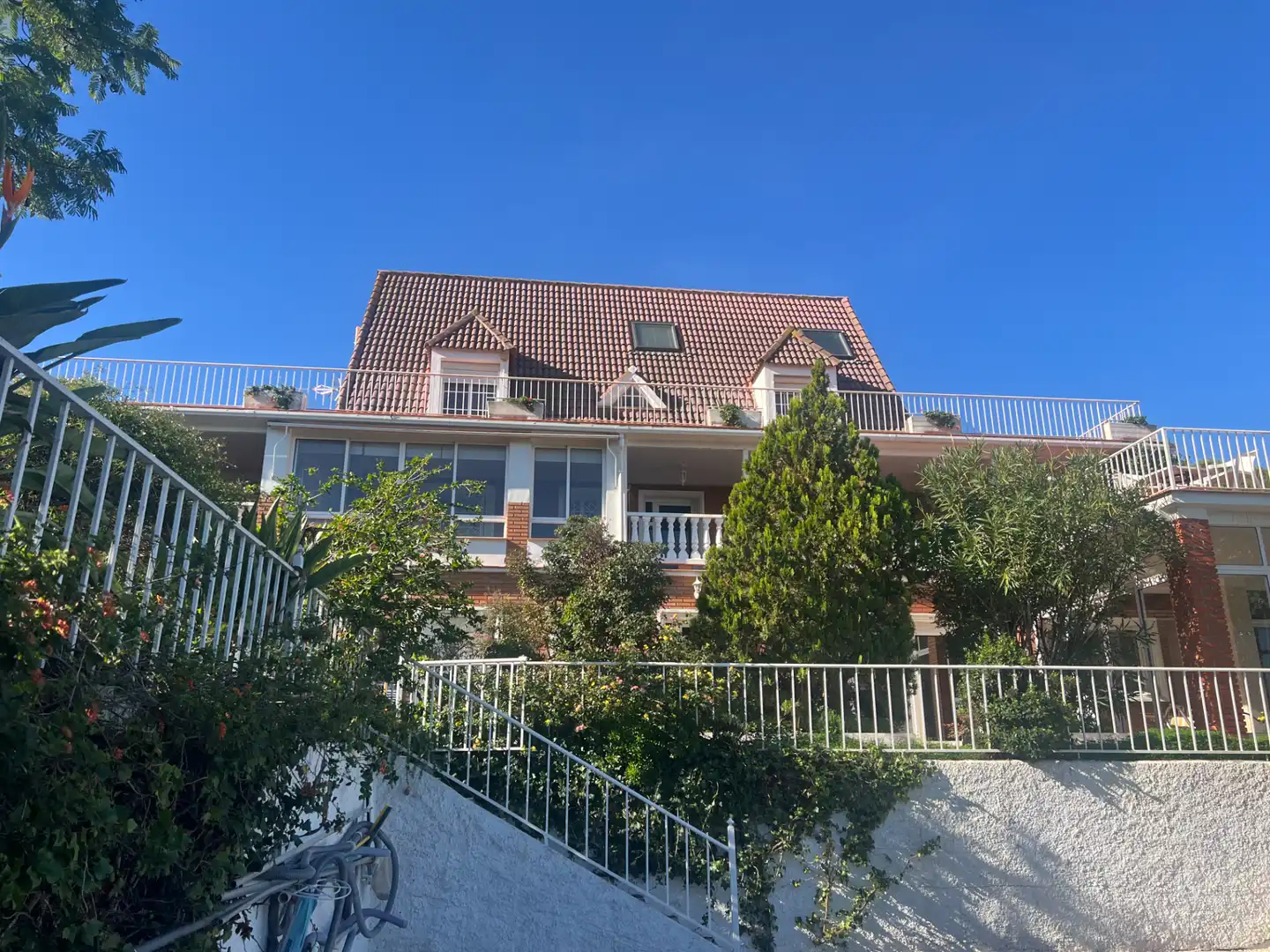 Vista exterior de Casa o xalet en venda en Alhaurín de la Torre amb Aire condicionat, Calefacció i Jardí privat