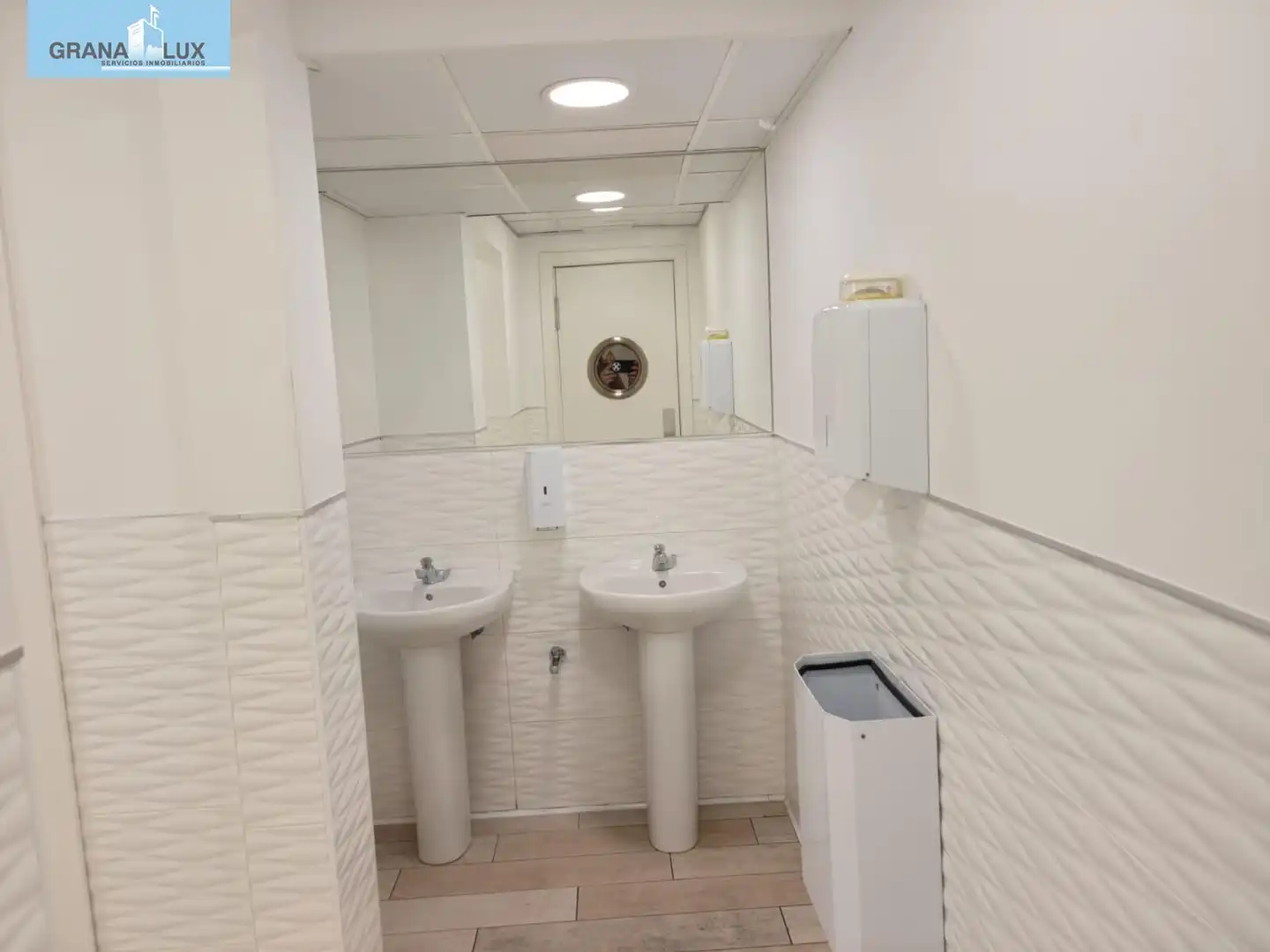 Baño de Oficina de alquiler en Granada