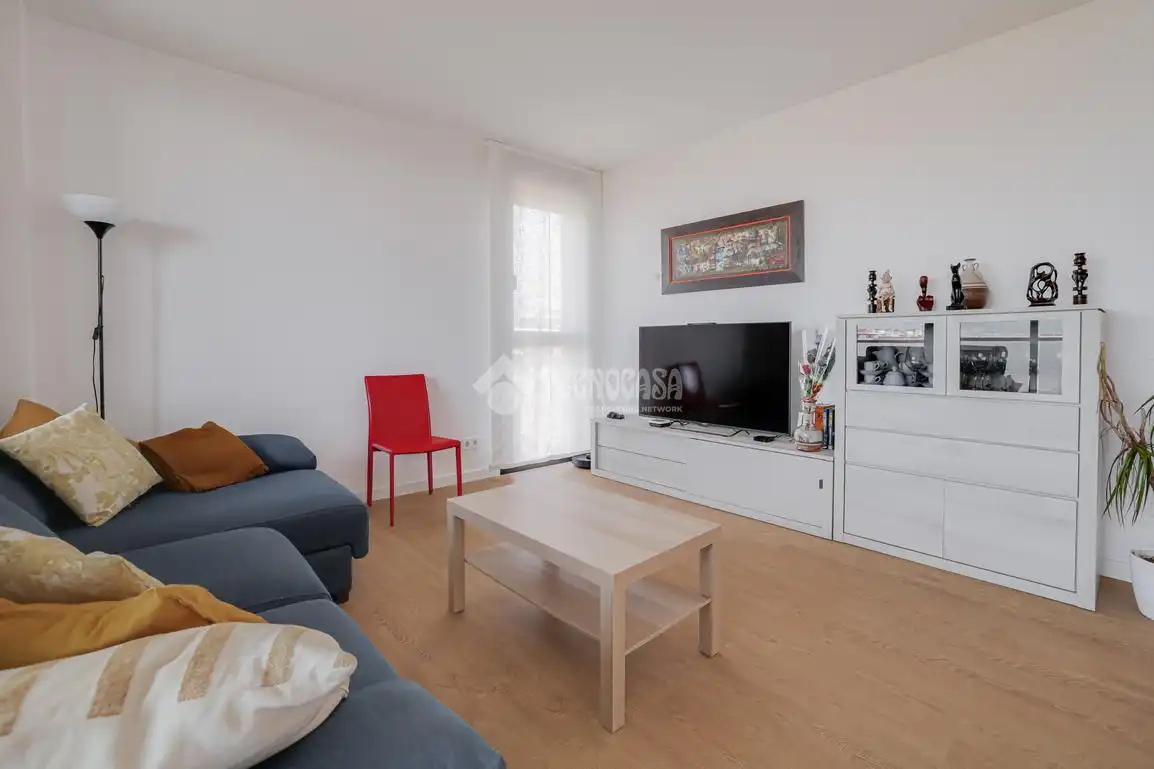 Sala d'estar de Pis en venda en L'Hospitalet de Llobregat amb Traster i Balcó