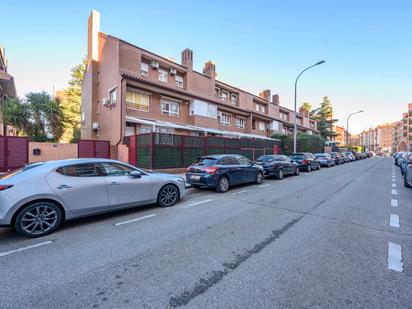 Vista exterior de Casa adosada en venda en Alcorcón amb Calefacció, Jardí privat i Terrassa