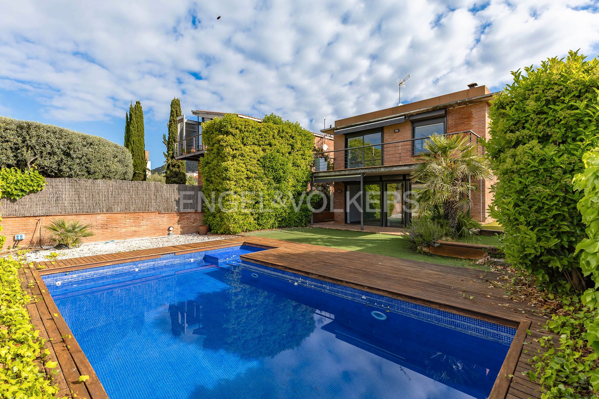 Vista exterior de Casa o xalet en venda en Matadepera amb Aire condicionat, Calefacció i Jardí privat