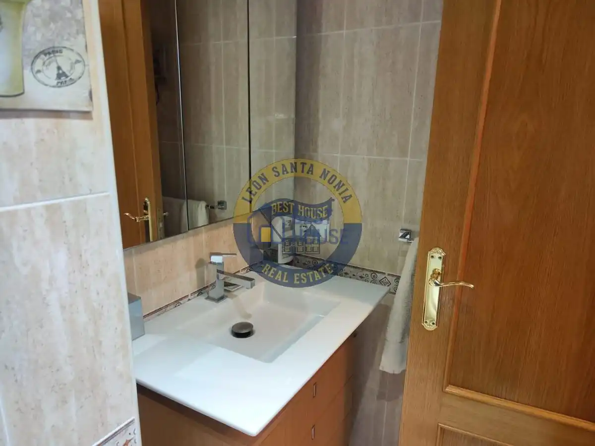 Bathroom of Apartments for rent in León Capital   with Heating, Parquet flooring and Furnished