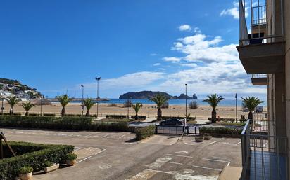 Vista exterior de Apartament en venda en L'Estartit amb Moblat i Piscina comunitària