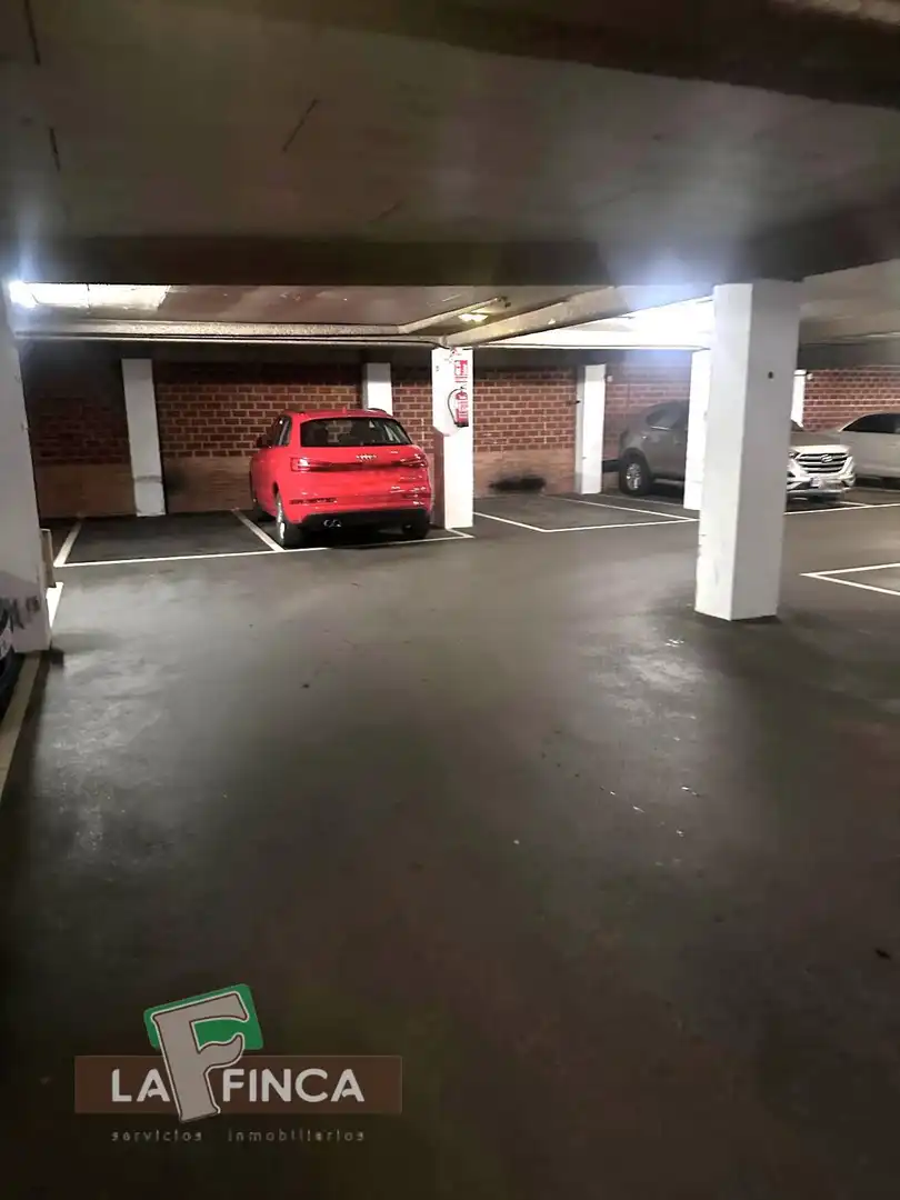 Parking de Piso en venta en Oviedo  con Calefacción, Parquet y Amueblado