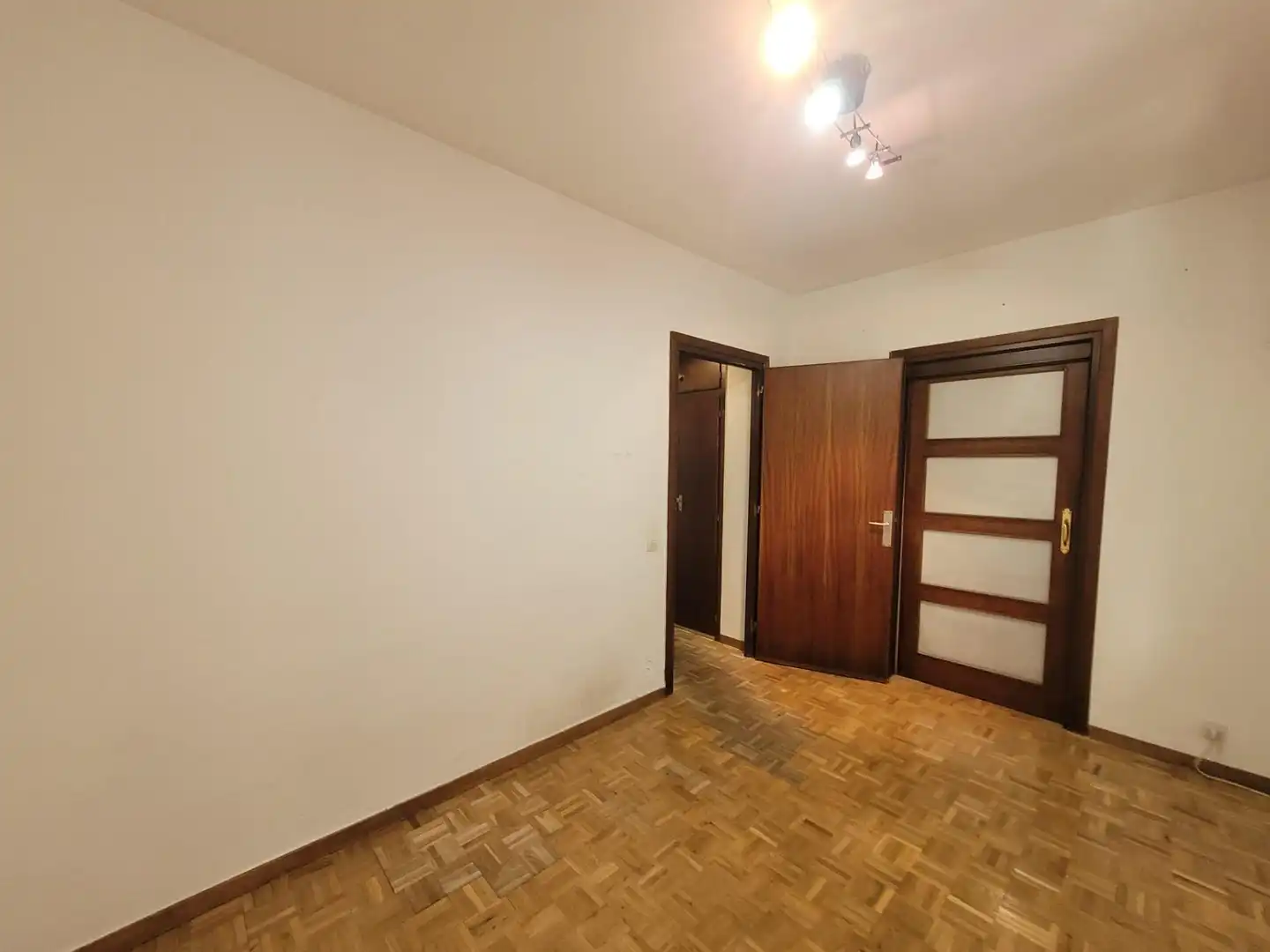 Dormitori de Apartament de lloguer en Madrid amb Calefacció, Parquet i Traster