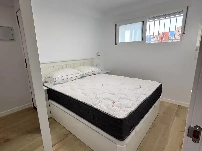 Schlafzimmer von Wohnung zur Miete in Benidorm mit Klimaanlage, Parkett und Schwimmbad