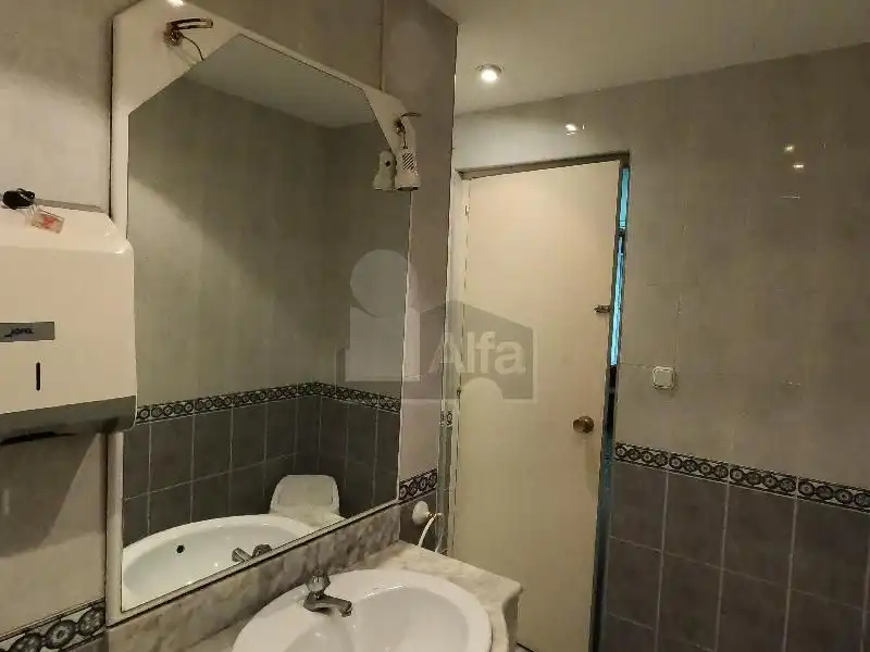 Baño de Local en venta en Valencia con Aire acondicionado, Calefacción y Amueblado