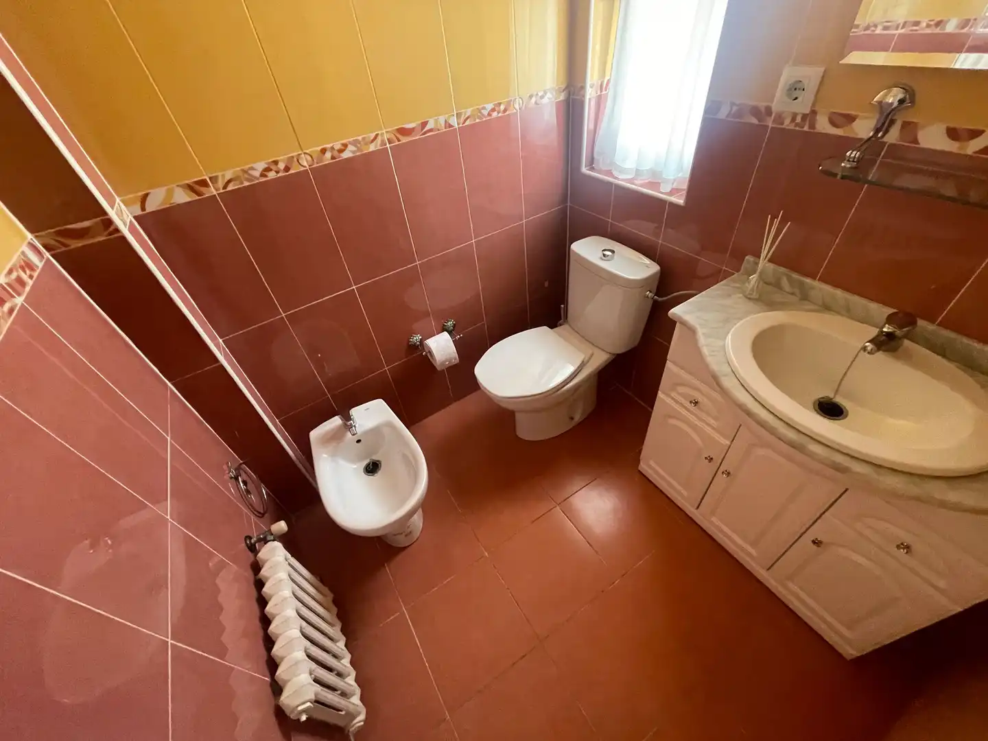 Badezimmer von Wohnung zur Miete in Jaén mit Klimaanlage, Heizung und Parkett